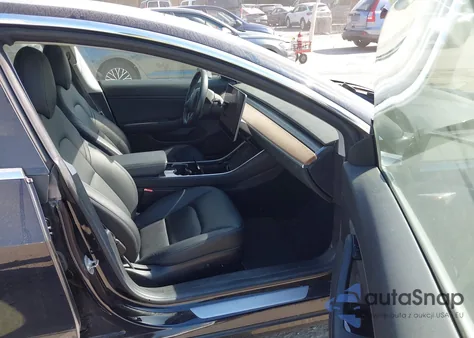 2018 Tesla Model 3 Long Range/Performance z USA, uszkodzony, nr VIN 5YJ3E1EB3JF099124